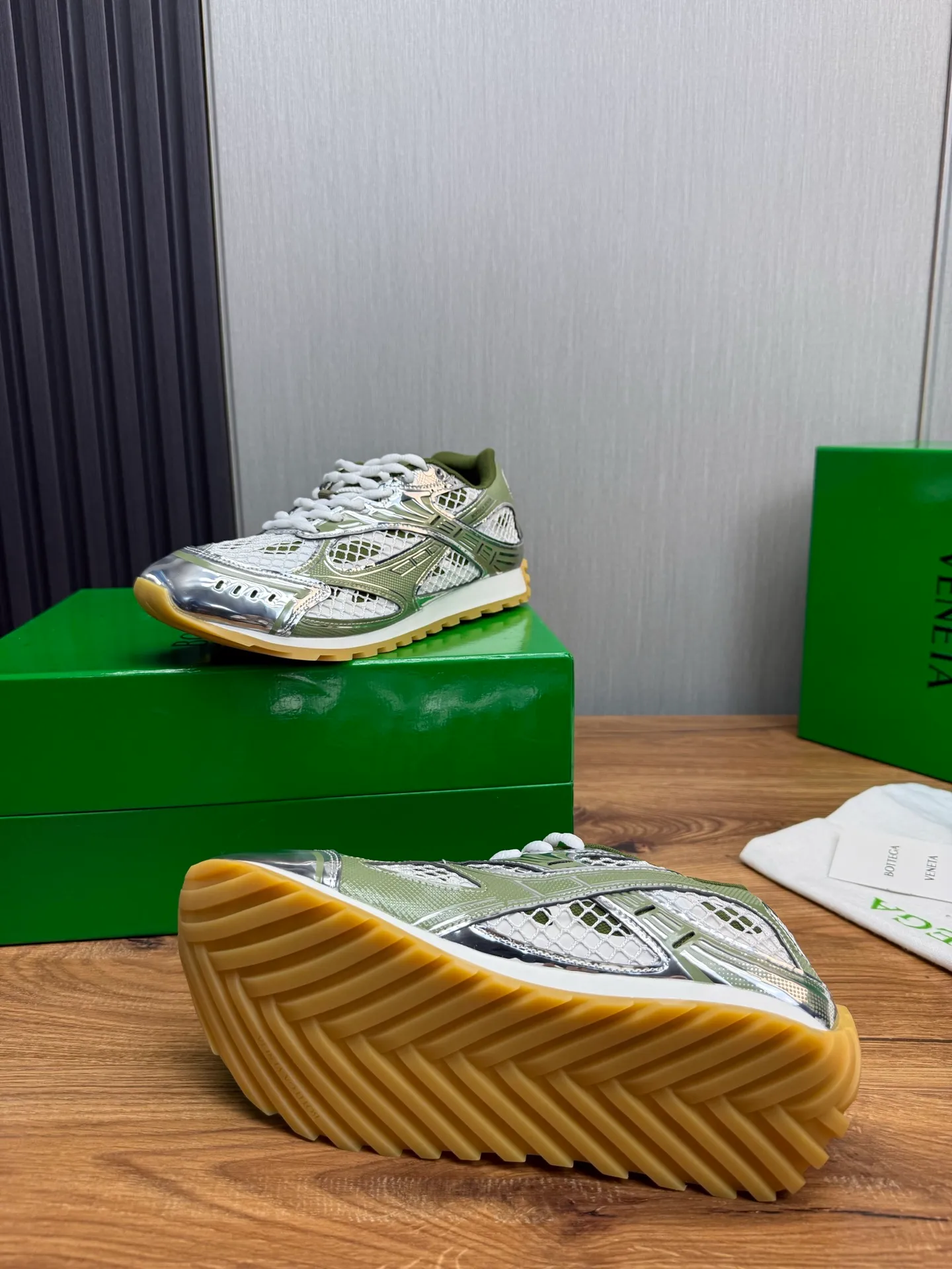 Men's men's shoes 💰620💰 BV top version 𝘽𝙊𝙏𝙏𝙀𝙂𝘼 𝙑𝙀𝙉𝙀𝙏𝘼 Orbit sneakers Wang Yibo same style couple style dad shoes 🩷💚 Runner sneakers, made of lightweight technical mesh fabric. Features a geometric patterned rubber outsole. Pay attention to the package craftsmanship ❕ High version shipping ❗️ Very nice, durable to play with and durable to make ✔️ Standard version 💯💯 The outsole is made of color-blocked TPU outsole. Women’s model 35-41 (40 41 customized) Men’s model 39-46 (45.46 customized) Equipped with original packaging